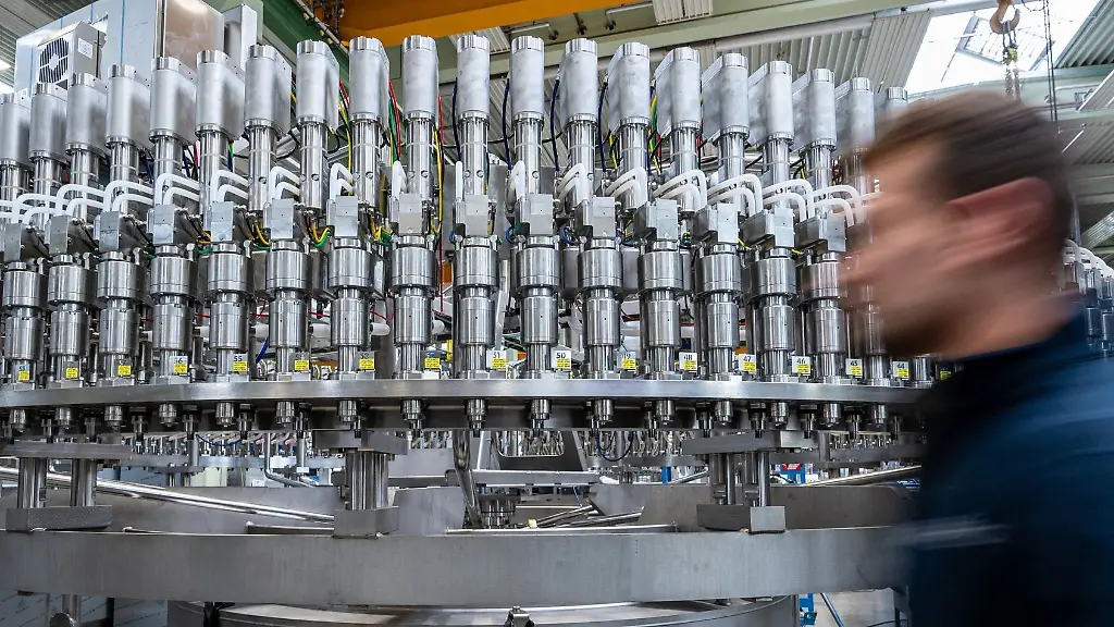 Deutschland-verliert-laut-einer-Umfrage-als-Industrie-Standort-an-Attraktivitaet-Symbolbild