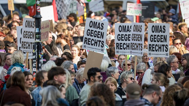 Unter dem Motto "Gemeinsam gegen Faschismus, Feminismus heißt Widerstand" demonstriert unter anderem die Gruppe Omas gegen rechts am Weltfrauentag in der Bremer Innenstadt. 