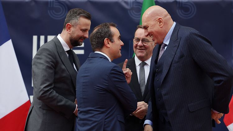 Der polnische Verteidigungsminister Wladyslaw Kosiniak-Kamysz, der französische Verteidigungsminister Sébastien Lecornu, der deutsche Verteidigungsminister Boris Pistorius und der italienische Verteidigungsminister Guido Crosetto (l-r) sprechen beim Fünfertreffen europäischer Verteidigungsminister über die Ukraine. 