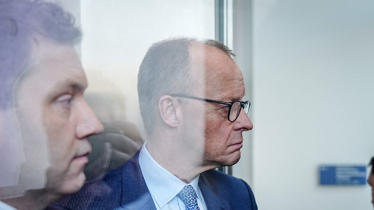 SPD-Chef Klingbeil und CDU-Chef Merz müssen die Fliehkräfte bändigen. 