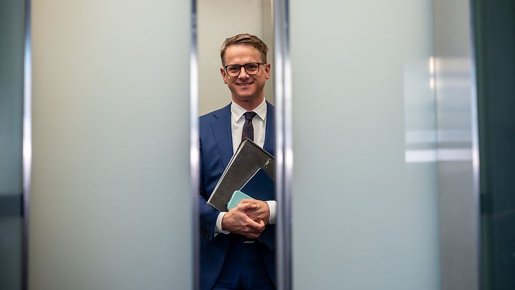 Linnemann möchte die künftige Bundesregierung auf einen schlankeren Regierungsapparat verpflichten. 