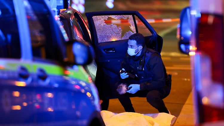Das Opfer, ein 49-jähriger Mann aus Kamerun, war vor einem Hotel von drei Männern abgepasst worden.