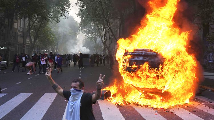 Ein Fahrzeug der Polizei geriet in Brand.