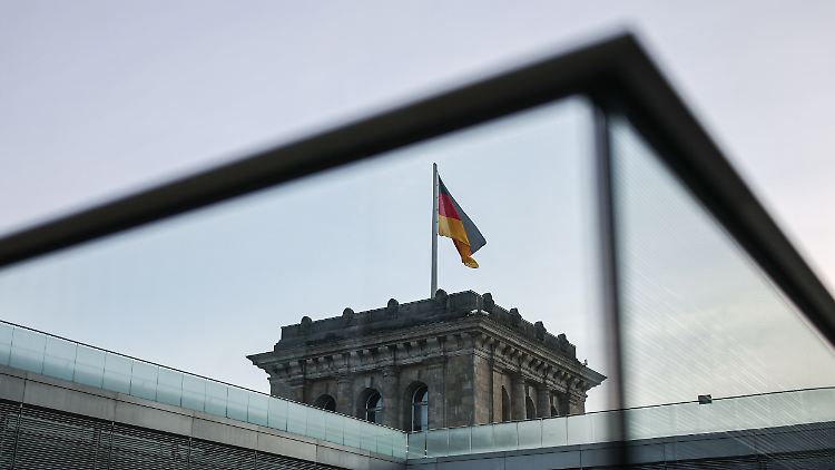 Die deutsche Wirtschaft hat zwei Rezessionsjahre hinter sich. Die neue Bundesregierung will ein gewaltiges Finanzpaket schnüren, um den Investitionsstau aufzulösen. Die Frage ist, kommt es und wenn ja, wie stark wird es die maue Konjunktur befeuern?