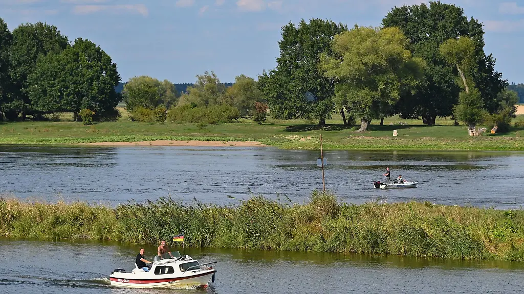 Boote-fahren-auf-dem-deutsch-polnischen-Grenzfluss-Oder