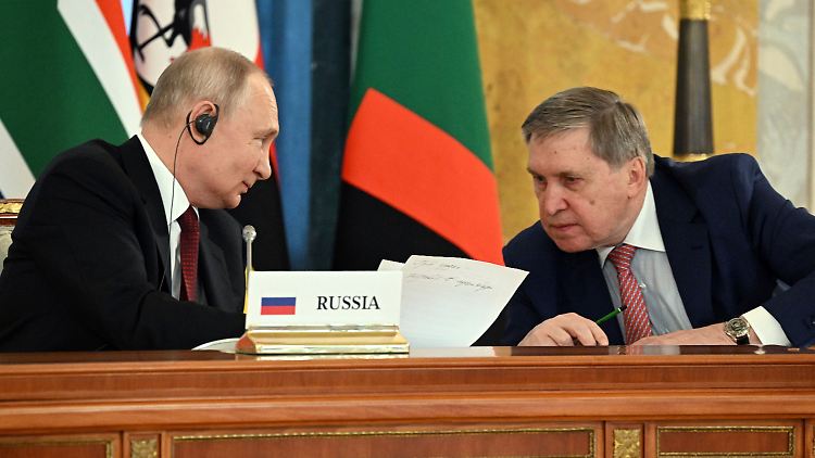 Putin (l.) spricht während einer Plenarsitzung im November in Ashchabat mit seinem Berater Uschakow. 