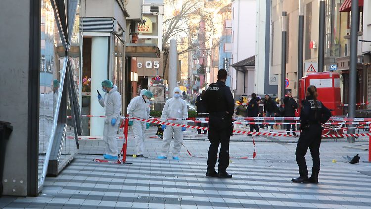 Spurensucher untersuchen nach dem Anschlag am 3. März den Tatort in Mannheim. 