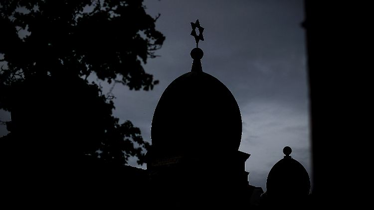 Am 9. Oktober 2019 scheiterte ein Rechtsextremist daran, die Synagoge von Halle zu stürmen. Später erschoss er zwei Menschen in den Stadt.