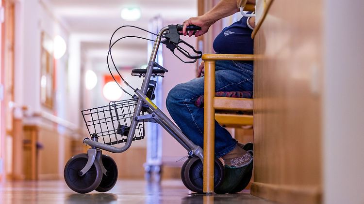 Wurde der Pflegeheimplatz vom Betreiber gekündigt, können sich Betroffene wehren. Verbraucherzentralen oder Fachanwälte bieten juristischen Beistand.