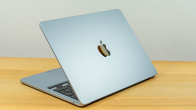 Das MacBook Air M4 mit 13-Zoll-Display in der neuen Farbe Himmelblau.