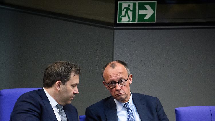 Klingbeil stolpert nach der SPD-Niederlage die Karriereleiter hoch, während Merz noch immer nicht am Ziel ist, Kanzler zu werden.