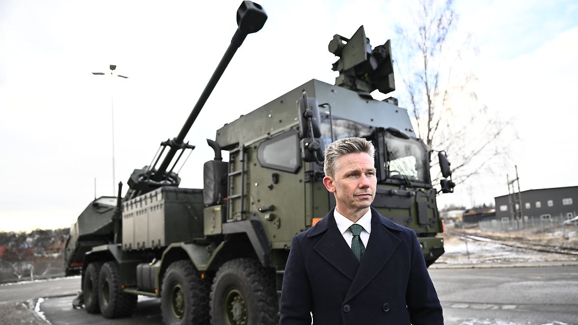 Pal Jonson vor einem Archer bei der Präsentation der Ukraine-Hilfen.
