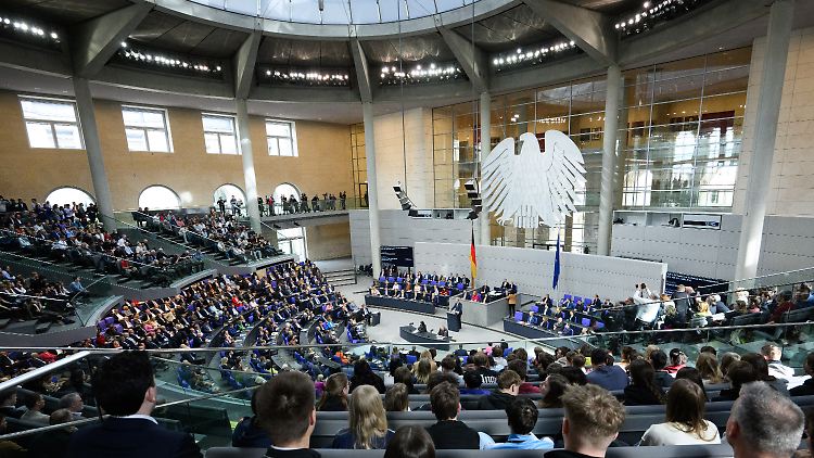 Alle wieder beisammen: Der 20. Bundestag bei der Sondersitzung.