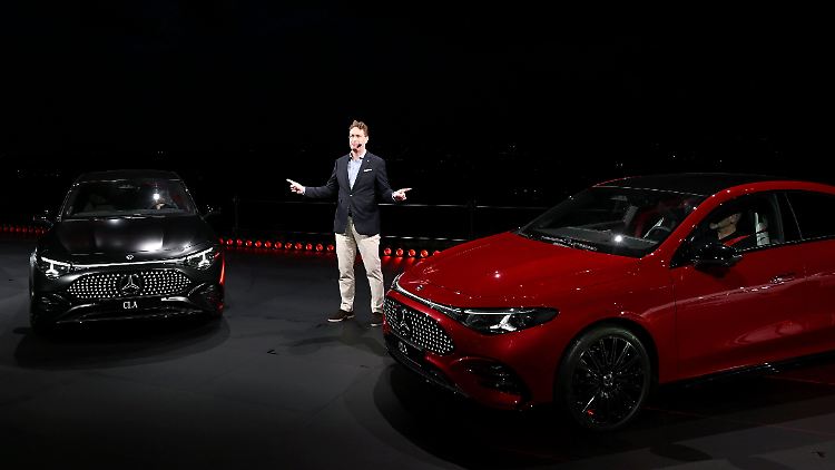 Mercedes-Chef Ola Källenius stellt den neuen Mercedes-Benz CLA vor.