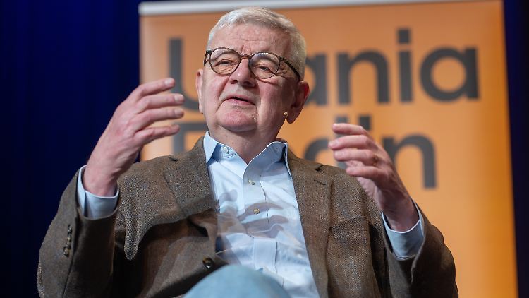"Aber es muss klappen, verdammt noch mal, es geht um verflucht viel", sagt Fischer mit Blick auf eine mögliche Einigung der Grünen mit Union und SPD.