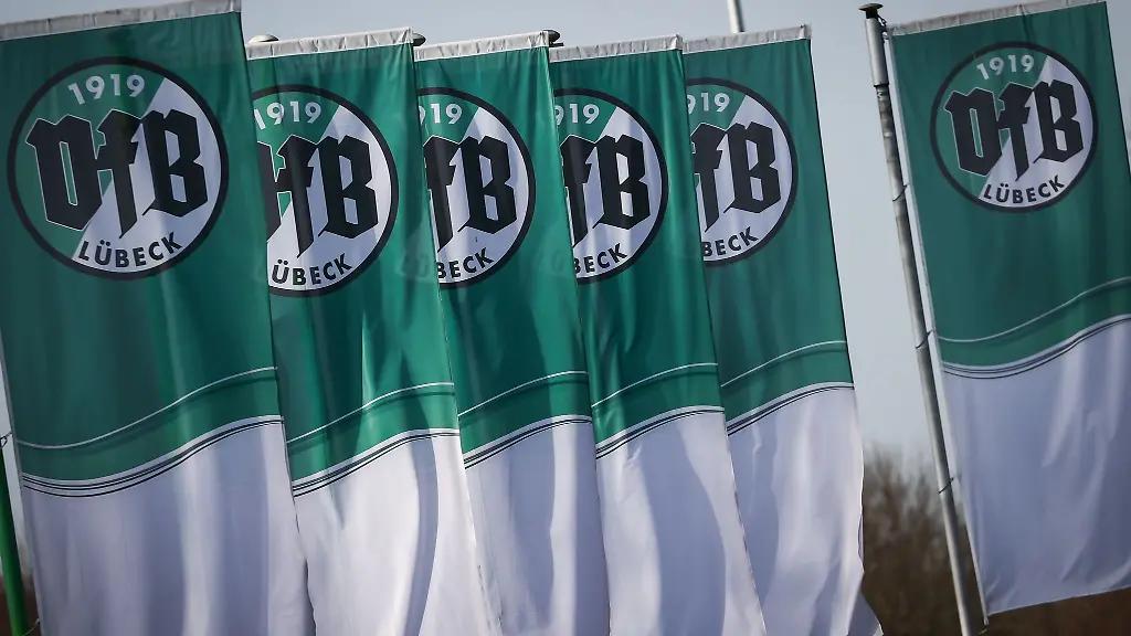 Flaggen-mit-dem-Logo-des-VfB-Luebeck-flattern-im-Wind-neben-dem-Stadion-an-der-Lohmuehle