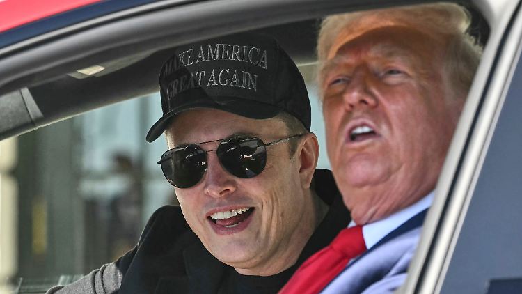 Trump warb zwar vor Kameras aktiv für den Kauf von Teslas, seine Zollpolitik macht es Autobauer Musk jedoch zunehmend schwer.