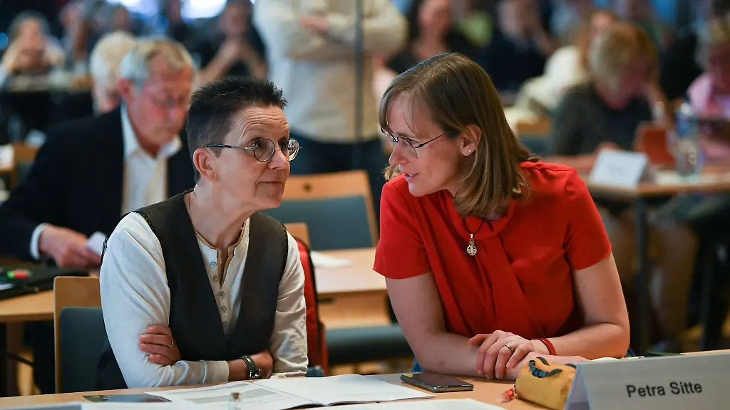 Petra-Sitte-l-fuer-Die-Linke-im-Bundestag-und-Eva-von-Angern-Vorsitzende-Fraktion-Die-Linke-im-Landtag-im-Gespraech