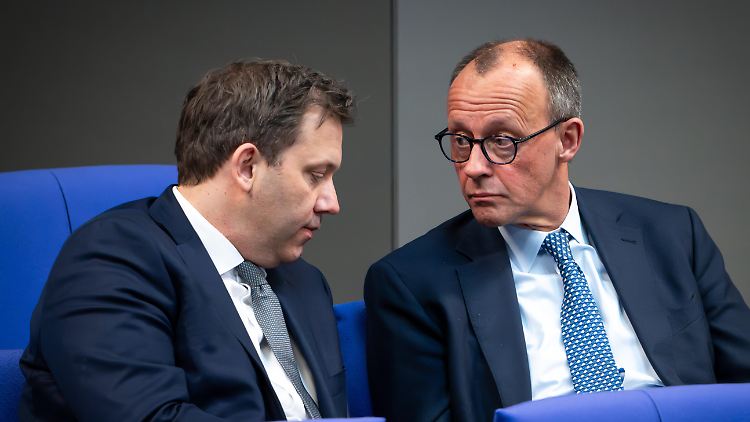 SPD-Chef Klingbeil und CDU-Chef Merz haben derzeit viel zu besprechen. 