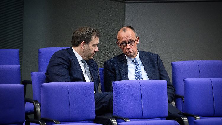 Wollen das milliardenschwere Finanzpaket noch mit dem alten Bundestag durchsetzen: SPD-Chef Klingbeil und CDU-Chef Merz.