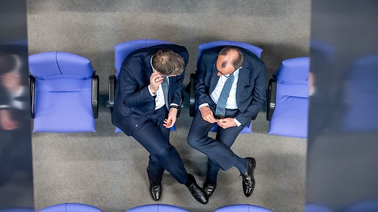 Merz verkündete am Mittag die Einigung über die Lockerung der Schuldenbremse für Verteidigungsausgaben und über ein 500 Milliarden Euro schweres Sondervermögen Infrastruktur.