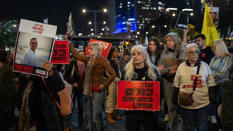 Die Proteste für eine Freilassung aller verbliebenen Geiseln dauern, wie hier in Tel Aviv, an. 