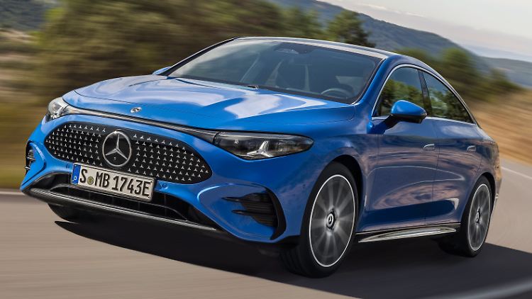 Vor allem in der farbenfrohen Lackierung "Clear Blue Metallic" kommt der neue Mercedes CLA sportiv rüber.