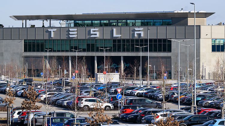 Der Rechtsschutz der Gewerkschaft IG Metall kommt im Tesla-Werk Grünheide überdurchschnittlich oft zum Einsatz.