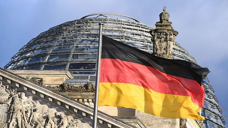 Grundgesetzänderungen sollen eine Lockerung der Schuldenbremse für höhere Verteidigungsausgaben und eine 500 Milliarden Euro umfassende neue Kreditlinie für Investitionen in die Infrastruktur ermöglichen.