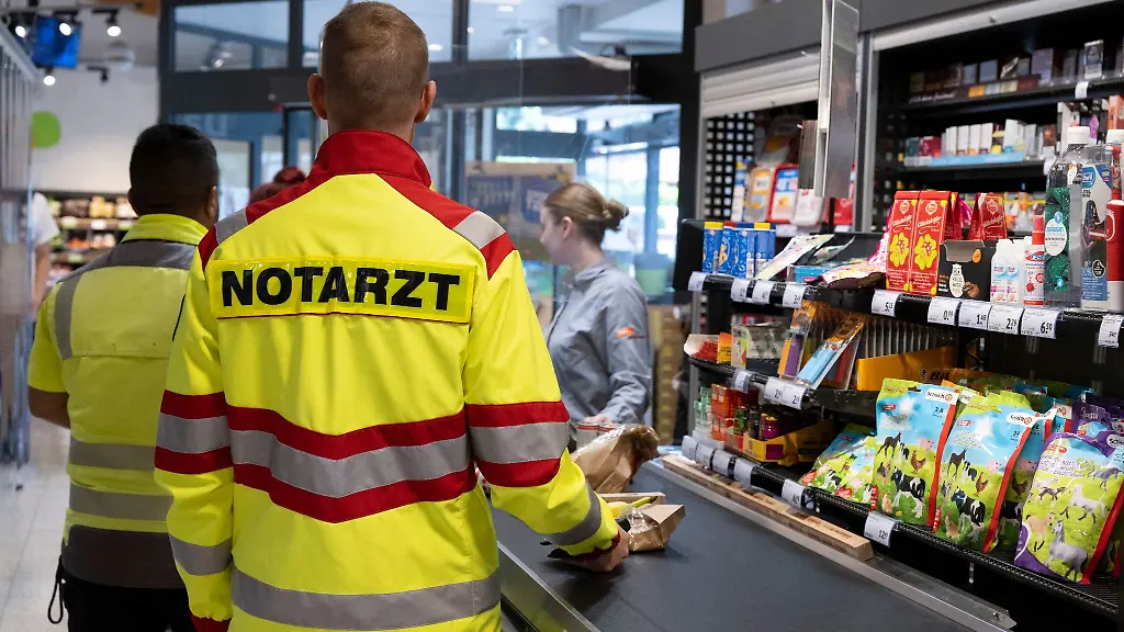 Ein-Notarzt-steht-an-einer-Supermarktkasse-Gestellte-Szene