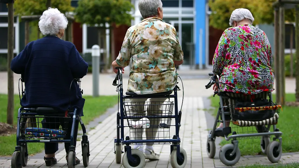 Die-Pflegeversicherung-traegt-nicht-die-gesamten-Kosten-fuer-einen-Platz-im-Pflegeheim-Den-Eigenanteil-muessen-Pflegebeduerftige-finanziell-selbst-stemmen
