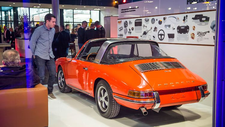 Das spektakuläre Bügel-Cabrio Porsche 912 Targa gab es mit Kunststoff- und Glasheckscheibe.