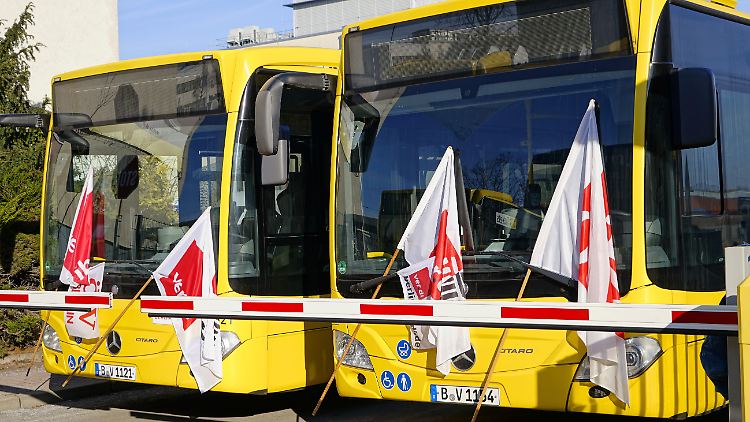 Busse, Straßenbahnen und die U-Bahn werden bestreikt. 