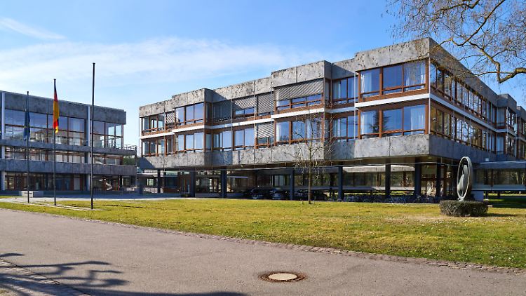 Den alten Bundestag einberufen, um ein milliardenschweres Finanzpaket zu beschließen? Das Bundesverfassungsgericht hat Anträge gegen die einberufenen Sondersitzungen geprüft.