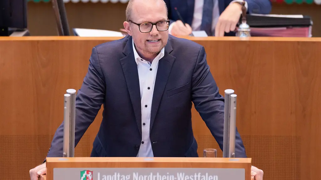 Jochen-Ott-Vorsitzender-der-SPD-Fraktion-spricht-im-Plenum-des-Landtags