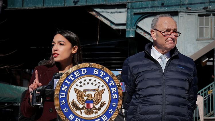 Einigkeit hinsichtlich des US-Haushalts gibt es keine bei Ocasio-Cortez (l.) und Schumer.
