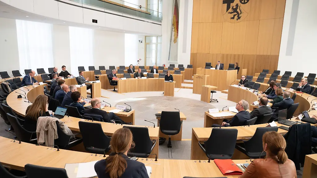 Mitglieder-der-Enquete-Kommission-tagen-waehrend-der-ersten-Sitzung-der-Enquete-Kommission-des-Landtags-Rheinland-Pfalz-zu-den-Konsequenzen-aus-der-Flutkatastrophe-im-Ahrtal