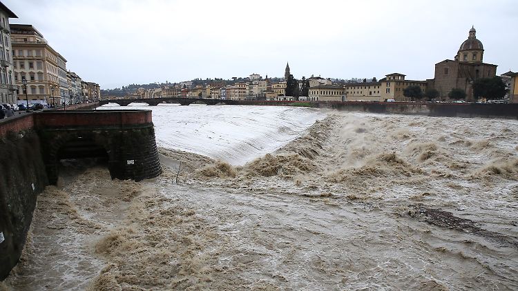 Wie die Feuerwehr von Florenz mitteilte, gingen in ihrer Einsatzzentrale Dutzende Notrufe ein, insbesondere wegen Überflutungen oder weil Autofahrer festsaßen. 