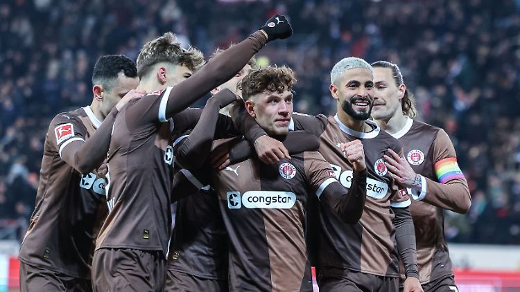 St. Pauli im Glück: Torjubel zum 1:0 durch Noah Weißhaupt.