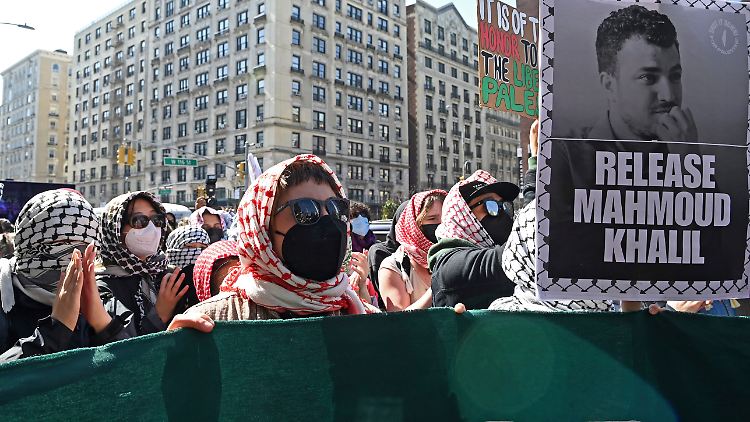 Studenten der Columbia University demonstrieren für die Freilassung des Aktivisten Mahmud Chalil, der in Abschiebehaft sitzt. 
