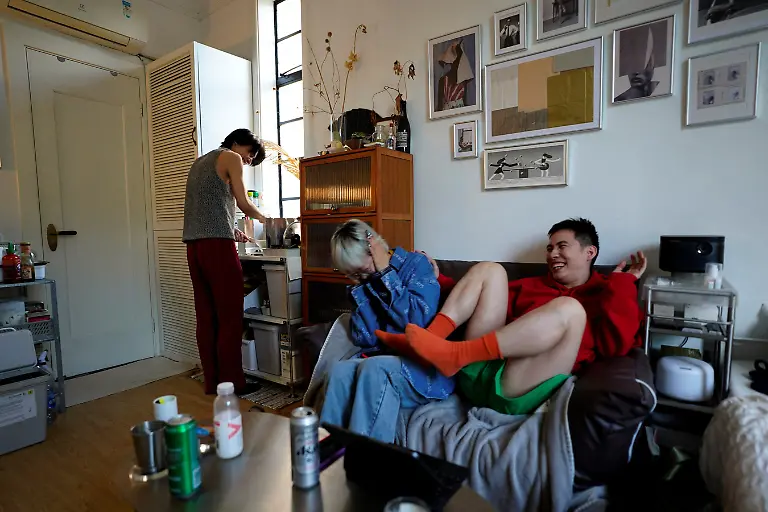 2023-06-22T233057Z-248079455-RC29U0AY5PYN-RTRMADP-3-CHINA-CULTURE-VOGUING