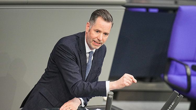 "Wenn jetzt sogar die ideologische Klimapolitik ins Grundgesetz aufgenommen werden soll, fällt Friedrich Merz sogar noch hinter den Status quo zurück", moniert Dürr.