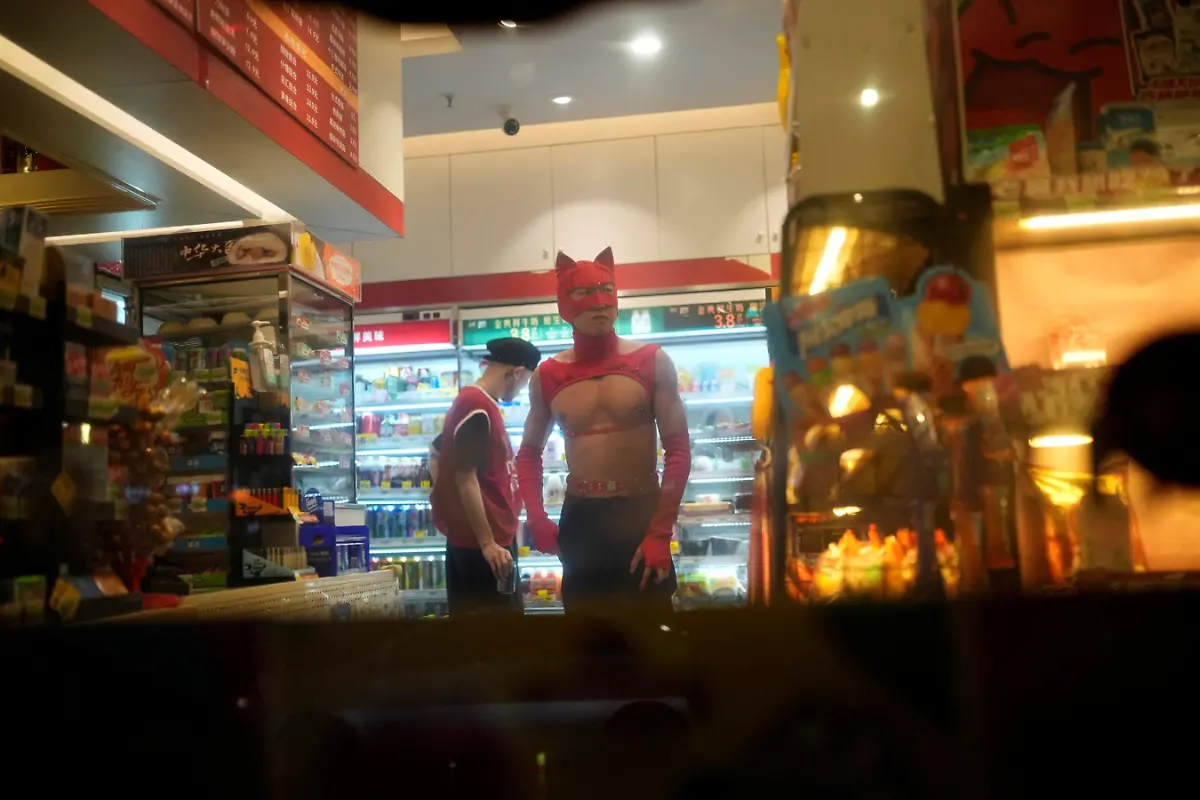 2023-06-22T233108Z-1513770603-RC2QX0AH0MMH-RTRMADP-3-CHINA-CULTURE-VOGUING