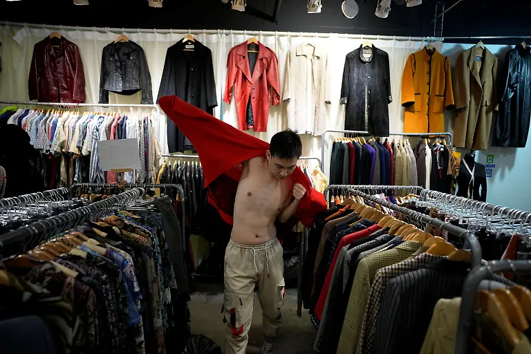 2023-06-22T233059Z-714778069-RC2VU0ACK64P-RTRMADP-3-CHINA-CULTURE-VOGUING