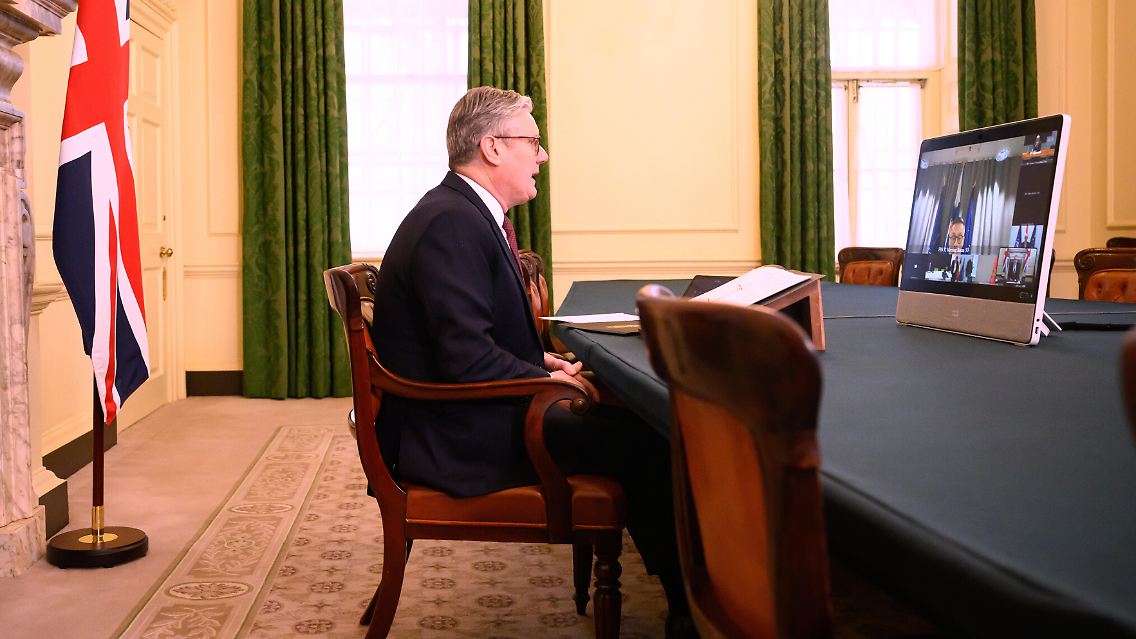 Der britische Premier Keir Starmer während seiner Videoschalte im Regierungssitz