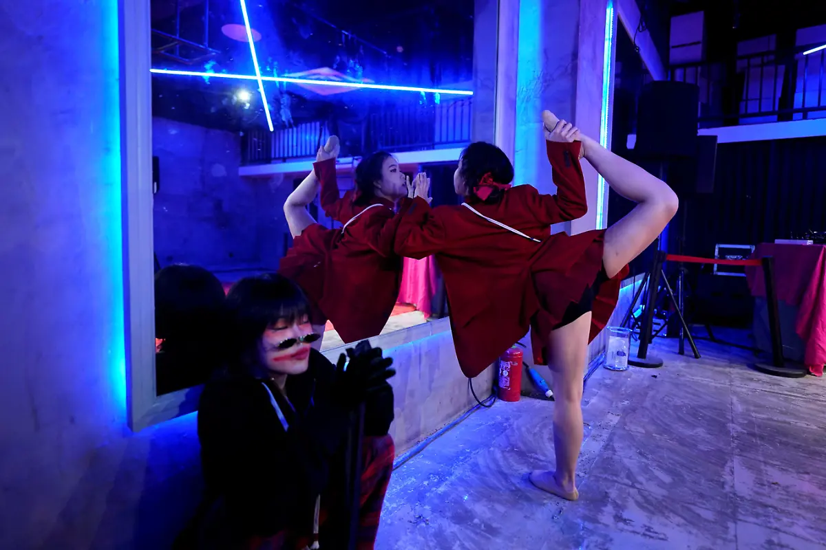 2023-06-22T233105Z-1742738430-RC2NX0AAXZW0-RTRMADP-3-CHINA-CULTURE-VOGUING