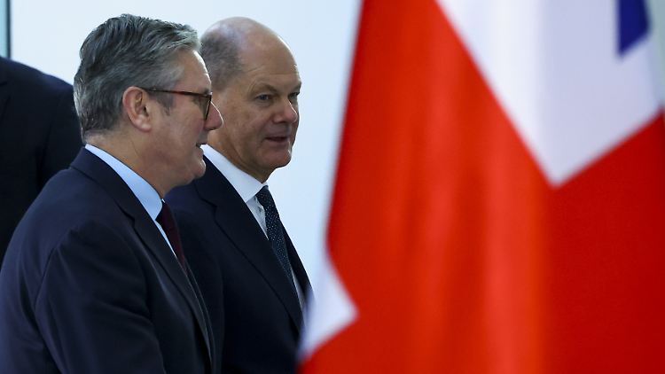 Auch Kanzler Olaf Scholz (r.) nahm an der von Keir Starmer (r.) geleiteten Videokonferenz teil.