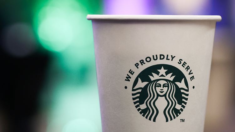 Ein Pappbecher von Starbucks.