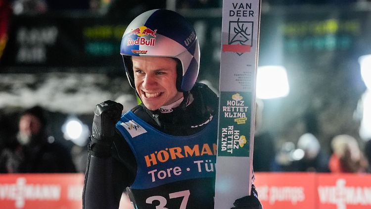 Andreas Wellinger triumphiert in Vikersund.