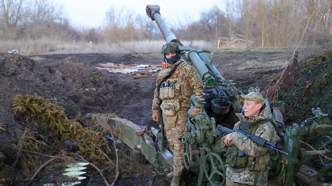 Russische Soldaten an einer M-777-Haubitze.